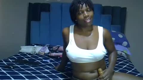 Snapshot of melanin_moon chatting on 07-08-26, 11:37 Moon online show from 07-08-26, 11:37