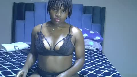Snapshot of melanin_moon chatting on 07-13-26, 07:49 Moon online show from 07-13-26, 07:49