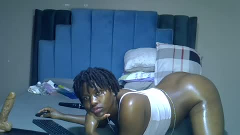 Snapshot of melanin_moon chatting on 07-21-26, 11:29 Moon online show from 07-21-26, 11:29