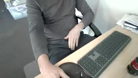 melbguy_075 online show from 05-01-26, 04:39
