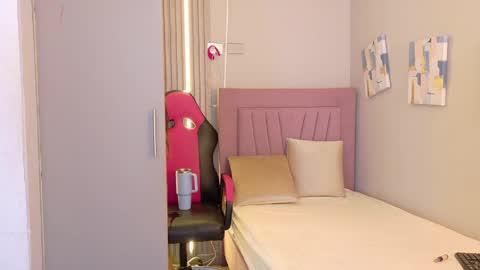 meli_peach online show from 04-27-26, 07:34