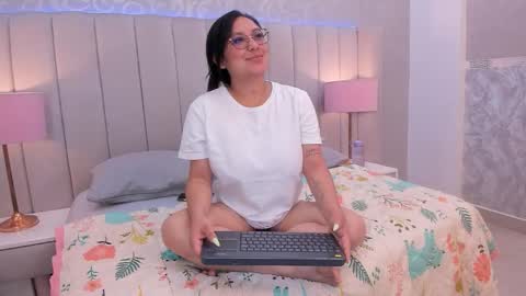 Snapshot of melie_me chatting on 03-04-26, 11:27 MELIE online show from 03-04-26, 11:27