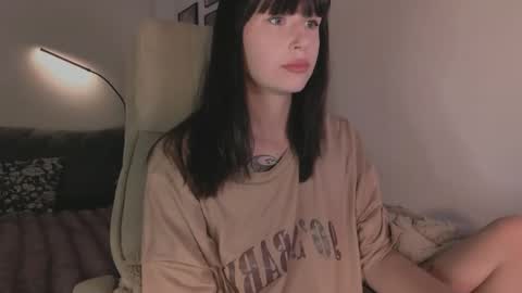 Snapshot of melinamars_ chatting on 12-21-25, 08:49 Melina online show from 12-21-25, 08:49