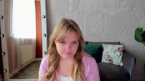 Snapshot of melissa_199 chatting on 09-24-25, 07:23 Sophia online show from 09-24-25, 07:23