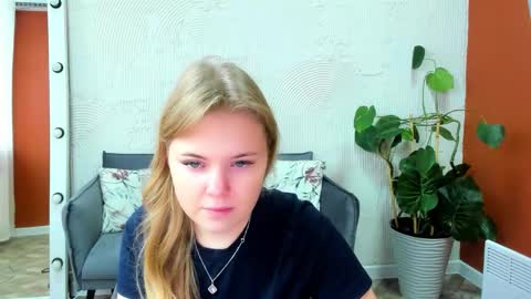 Snapshot of melissa_199 chatting on 09-25-25, 05:22 Sophia online show from 09-25-25, 05:22