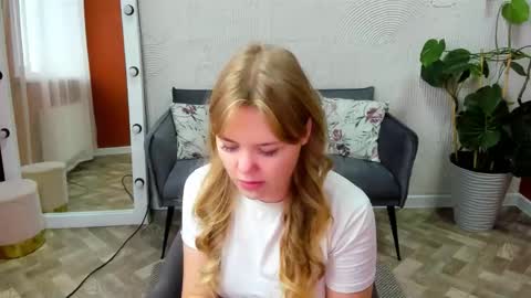 Snapshot of melissa_199 chatting on 09-26-25, 04:27 Sophia online show from 09-26-25, 04:27