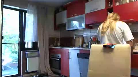 Snapshot of melly_rosey chatting on 09-22-25, 06:48 Melly online show from 09-22-25, 06:48