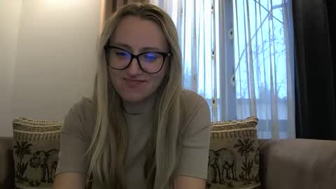 Snapshot of melly_rosey chatting on 11-19-25, 07:19 Melly online show from 11-19-25, 07:19