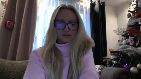 Snapshot of melly_rosey chatting on 12-15-25, 07:45 Melly online show from 12-15-25, 07:45