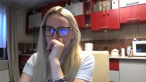 Snapshot of melly_rosey chatting on 01-12-26, 07:24 Melly online show from 01-12-26, 07:24