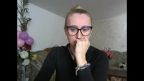 Snapshot of melly_rosey chatting on 02-16-26, 08:54 Melly online show from 02-16-26, 08:54