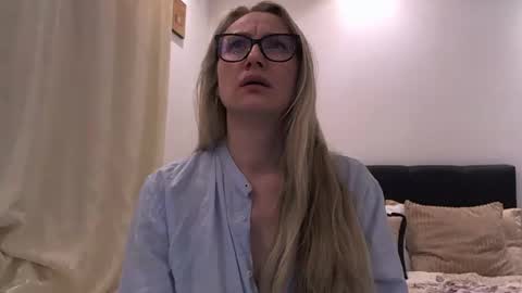 Snapshot of melly_rosey chatting on 03-08-26, 08:45 Melly online show from 03-08-26, 08:45