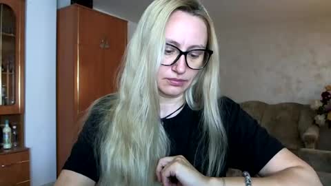 Snapshot of melly_rosey chatting on 06-25-26, 07:35 Melly online show from 06-25-26, 07:35