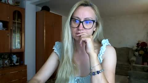 Snapshot of melly_rosey chatting on 06-26-26, 07:13 Melly online show from 06-26-26, 07:13
