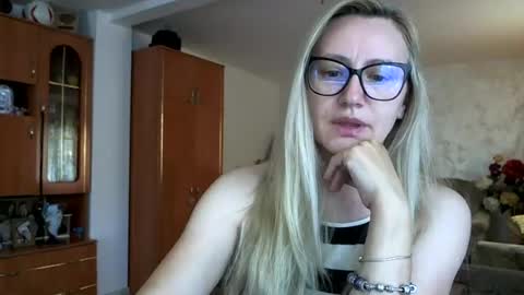 Snapshot of melly_rosey chatting on 06-27-26, 06:40 Melly online show from 06-27-26, 06:40