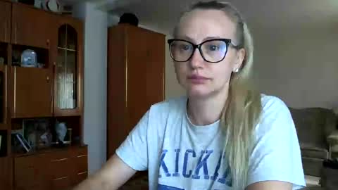 Snapshot of melly_rosey chatting on 06-29-26, 07:36 Melly online show from 06-29-26, 07:36
