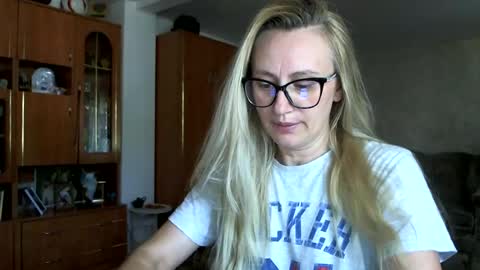Snapshot of melly_rosey chatting on 06-29-26, 12:49 Melly online show from 06-29-26, 12:49