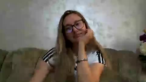 Snapshot of melly_rosey chatting on 07-25-26, 07:50 Melly online show from 07-25-26, 07:50