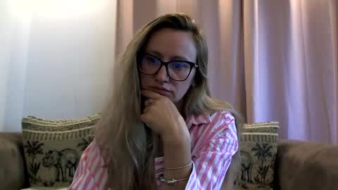Snapshot of melly_rosey chatting on 07-31-26, 07:19 Melly online show from 07-31-26, 07:19