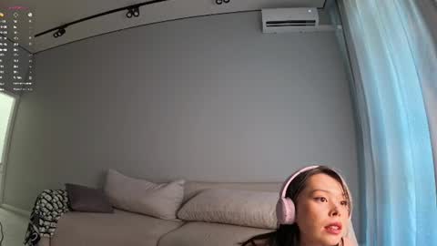 Snapshot of melmean chatting on 06-17-26, 06:16 Mel online show from 06-17-26, 06:16