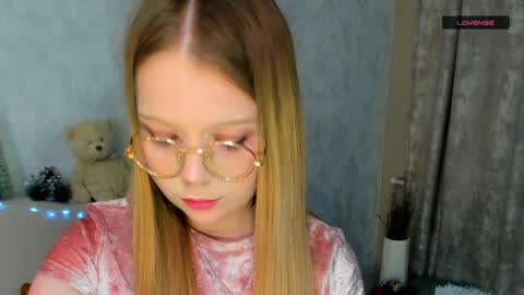 Snapshot of melmooon chatting on 01-09-25, 05:43 MelMooon online show from 01-09-25, 05:43