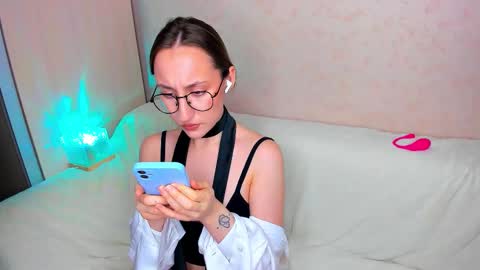 Snapshot of melodyoflovee chatting on 11-20-25, 06:29 Kaylie online show from 11-20-25, 06:29