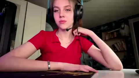 Snapshot of melonygriffen chatting on 09-19-25, 12:06 Hi Im Aria 18 years old online show from 09-19-25, 12:06