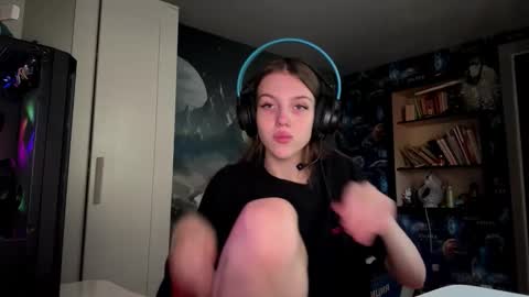 Snapshot of melonygriffen chatting on 09-21-25, 12:07 Hi Im Aria 18 years old online show from 09-21-25, 12:07