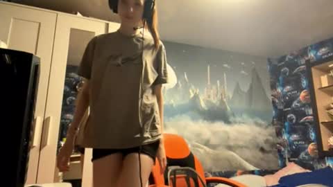 Snapshot of melonygriffen chatting on 10-14-25, 02:18 Hi Im Aria 18 years old online show from 10-14-25, 02:18