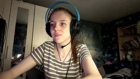 Snapshot of melonygriffen chatting on 10-22-25, 12:27 Hi Im Aria 18 years old online show from 10-22-25, 12:27