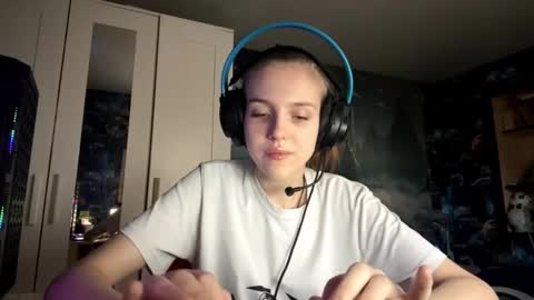 Snapshot of melonygriffen chatting on 10-24-25, 12:23 Hi Im Aria 18 years old online show from 10-24-25, 12:23