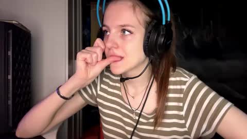 Snapshot of melonygriffen chatting on 11-06-25, 01:45 Hi Im Aria 18 years old online show from 11-06-25, 01:45