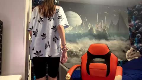 Snapshot of melonygriffen chatting on 12-22-25, 01:52 Hi Im Aria 18 years old online show from 12-22-25, 01:52