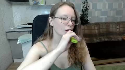 Snapshot of meowcr chatting on 09-19-25, 01:01 meowcr online show from 09-19-25, 01:01