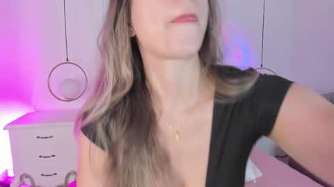 Snapshot of meredit_lane chatting on 10-28-25, 07:16 online show from 10-28-25, 07:16