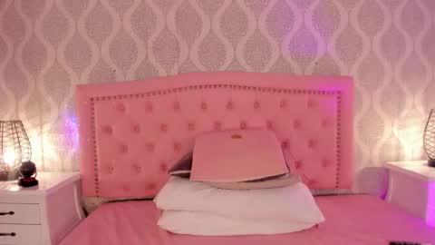 Snapshot of meredit_lane chatting on 12-20-25, 07:21 online show from 12-20-25, 07:21