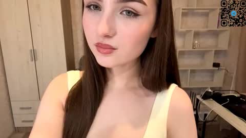 Snapshot of meridethvilca chatting on 10-19-25, 06:30 Rina online show from 10-19-25, 06:30