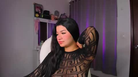 Snapshot of merlia_model chatting on 12-02-25, 12:27 instagram fernandatoloza01 online show from 12-02-25, 12:27