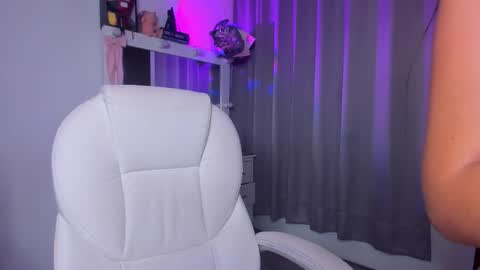 Snapshot of merlia_model chatting on 01-09-26, 02:58 instagram fernandatoloza01 online show from 01-09-26, 02:58