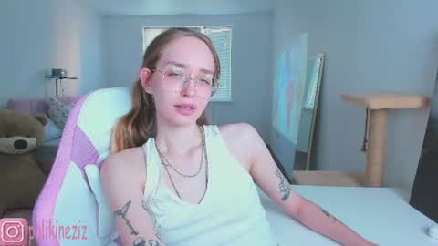 Snapshot of merryl_clark chatting on 06-24-26, 04:28 Sara online show from 06-24-26, 04:28