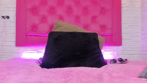Snapshot of mia__099 chatting on 01-15-25, 01:02 Mia Blonde online show from 01-15-25, 01:02