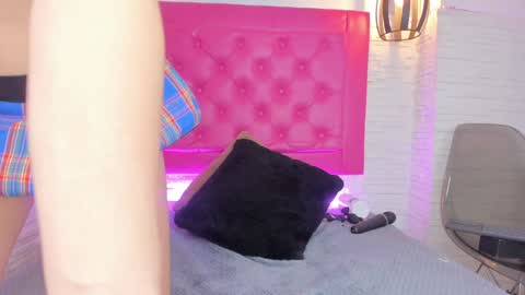 Snapshot of mia__099 chatting on 01-15-25, 07:01 Mia Blonde online show from 01-15-25, 07:01