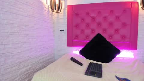 Snapshot of mia__099 chatting on 01-29-25, 02:19 Mia Blonde online show from 01-29-25, 02:19