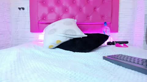 Snapshot of mia__099 chatting on 01-30-25, 10:19 Mia Blonde online show from 01-30-25, 10:19