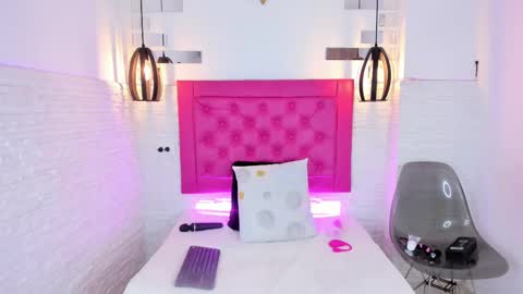 Snapshot of mia__099 chatting on 02-18-25, 10:58 Mia Blonde online show from 02-18-25, 10:58