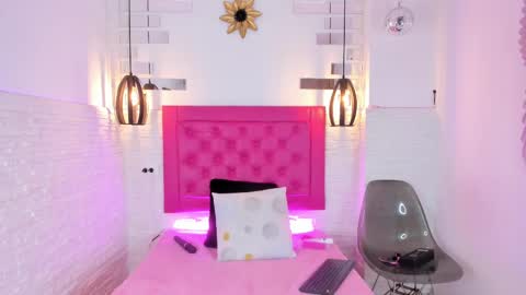 Snapshot of mia__099 chatting on 02-19-25, 07:38 Mia Blonde online show from 02-19-25, 07:38
