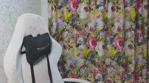 Snapshot of mia___lunaa chatting on 11-26-25, 08:43 Mia online show from 11-26-25, 08:43