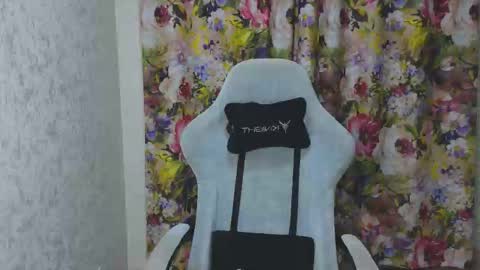 Snapshot of mia___lunaa chatting on 11-28-25, 10:01 Mia online show from 11-28-25, 10:01