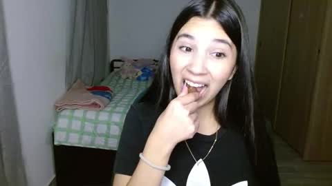 Mia online show from 10-08-25, 01:03