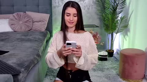 Snapshot of mia_carter99 chatting on 01-12-25, 08:47 Freya Allen online show from 01-12-25, 08:47